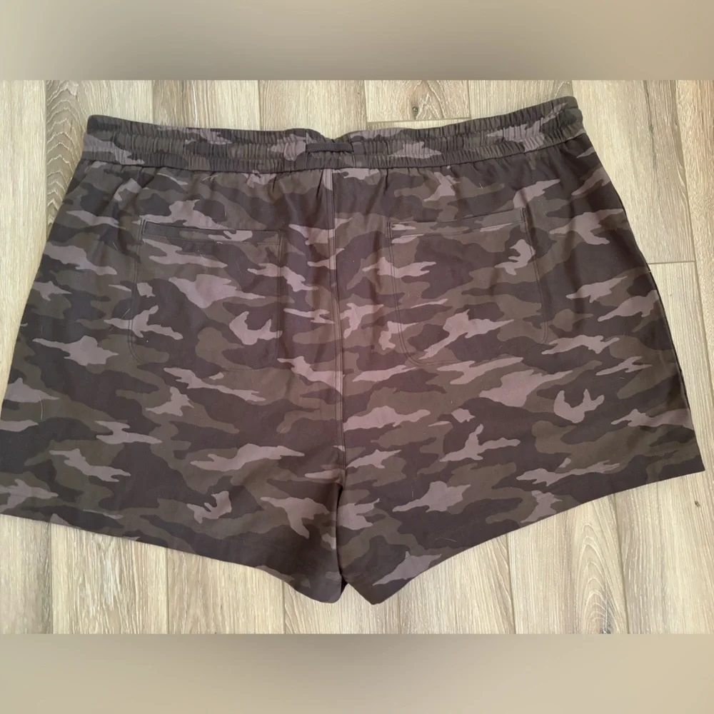Athleta Camo Farallon Shorts Size Women’s 26 NWT - Picture 11 of 13